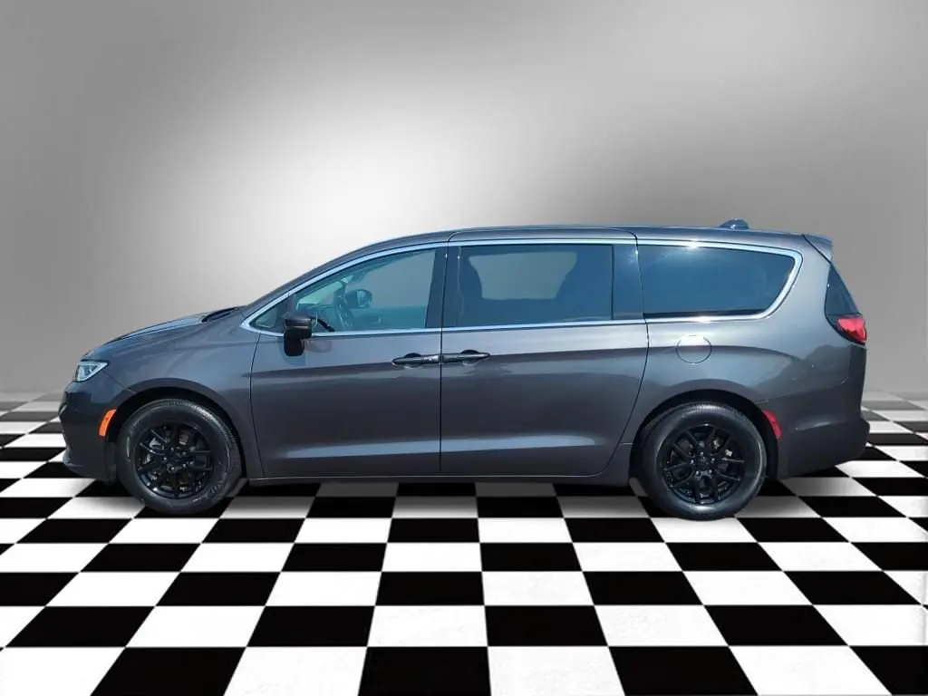 2023 Chrysler Pacifica Touring L photo 4
