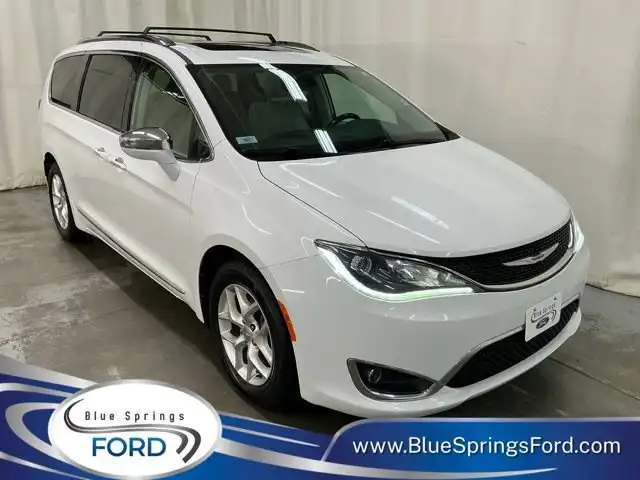 2020 Chrysler Pacifica Limited's photo