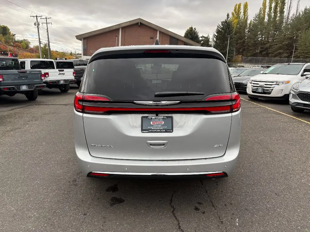 2026 Chrysler Pacifica Select AWD photo 4