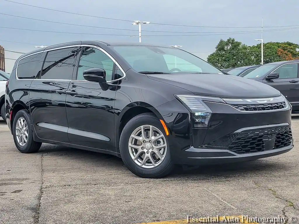 2027 Chrysler Pacifica Select's photo