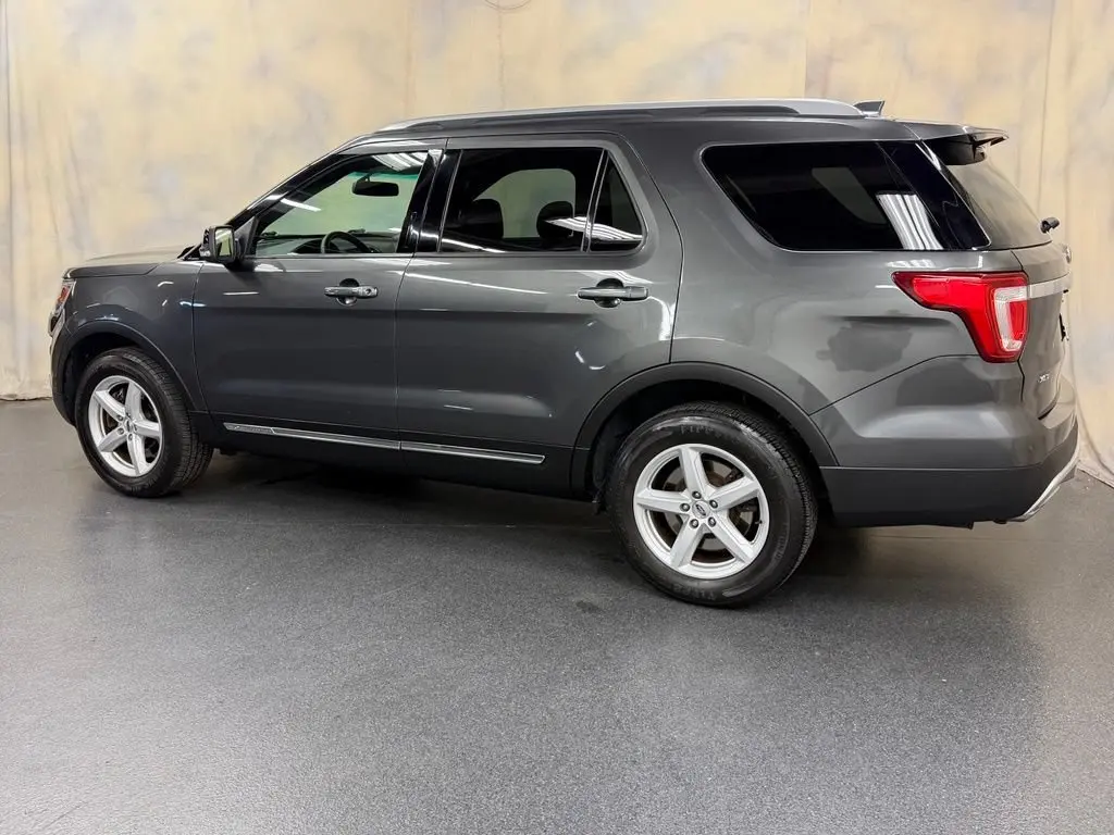 2017 Ford Explorer XLT 4WD photo 4