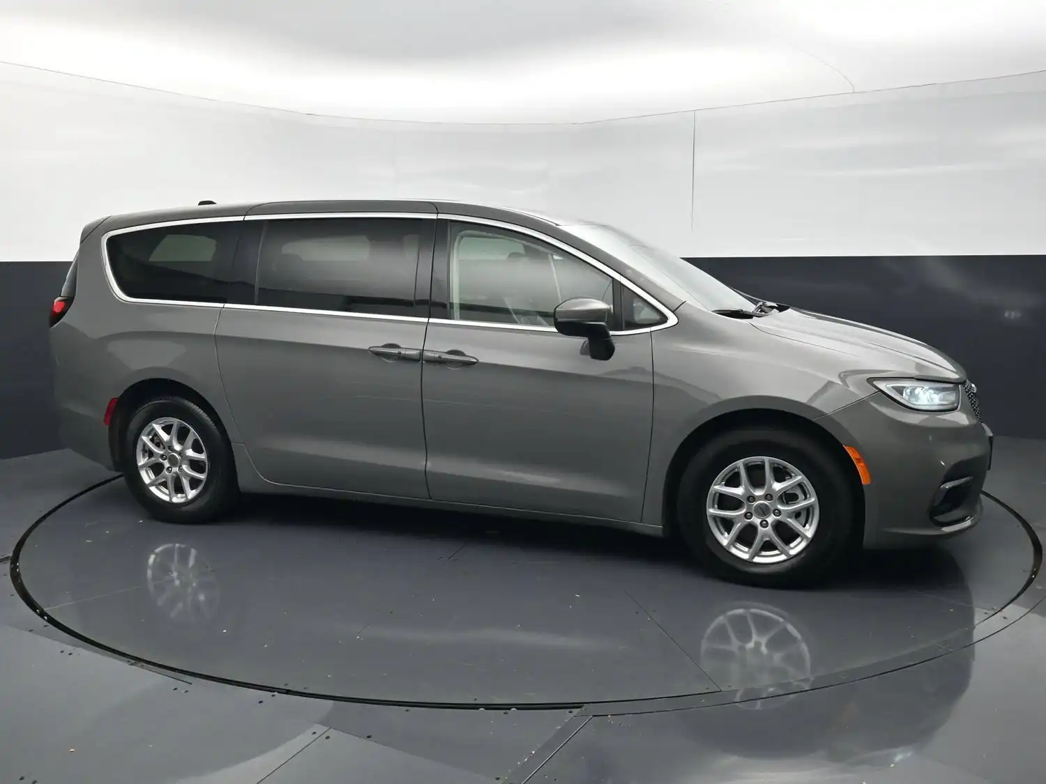 2023 Chrysler Pacifica Touring L's photo