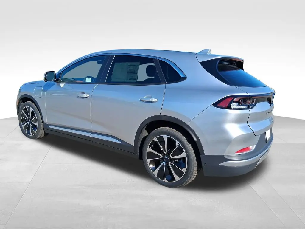 2025 VinFast VF 8 Plus Standard Range photo 3