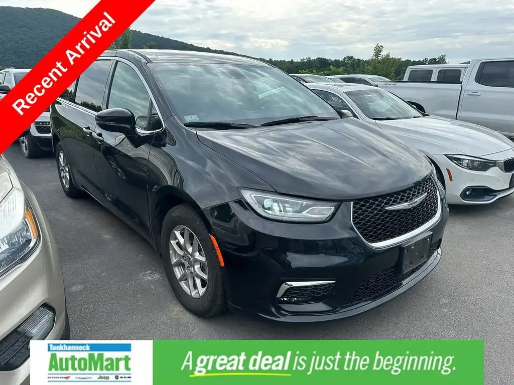 2025 Chrysler Pacifica Select's photo