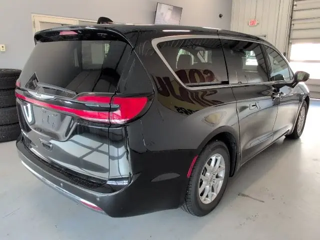2025 Chrysler Pacifica Select photo 5