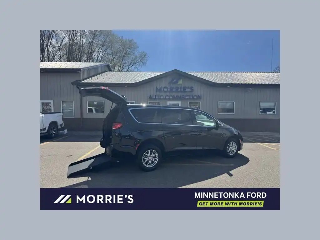 2026 Chrysler Pacifica Select's photo