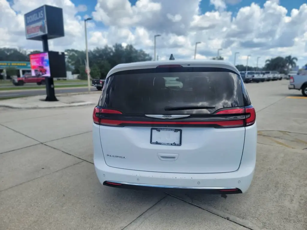 2025 Chrysler Pacifica Select photo 4