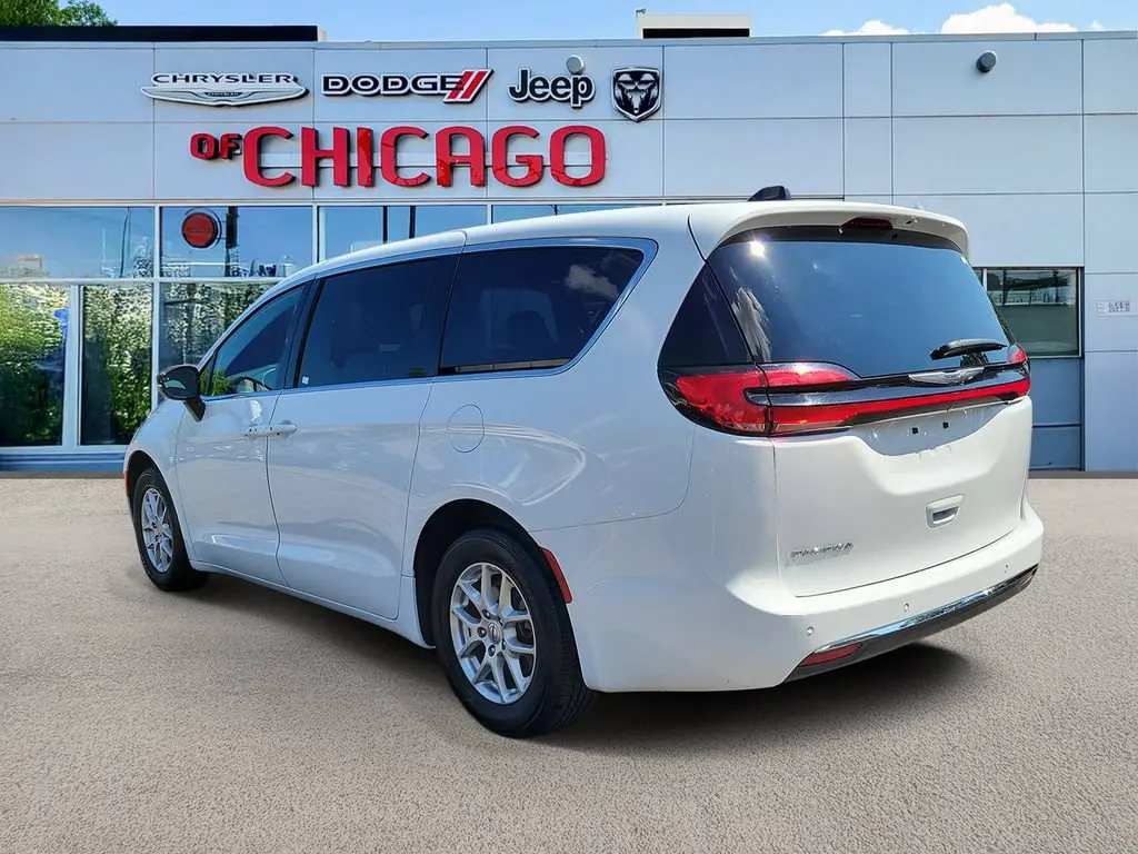 2025 Chrysler Pacifica Select photo 3
