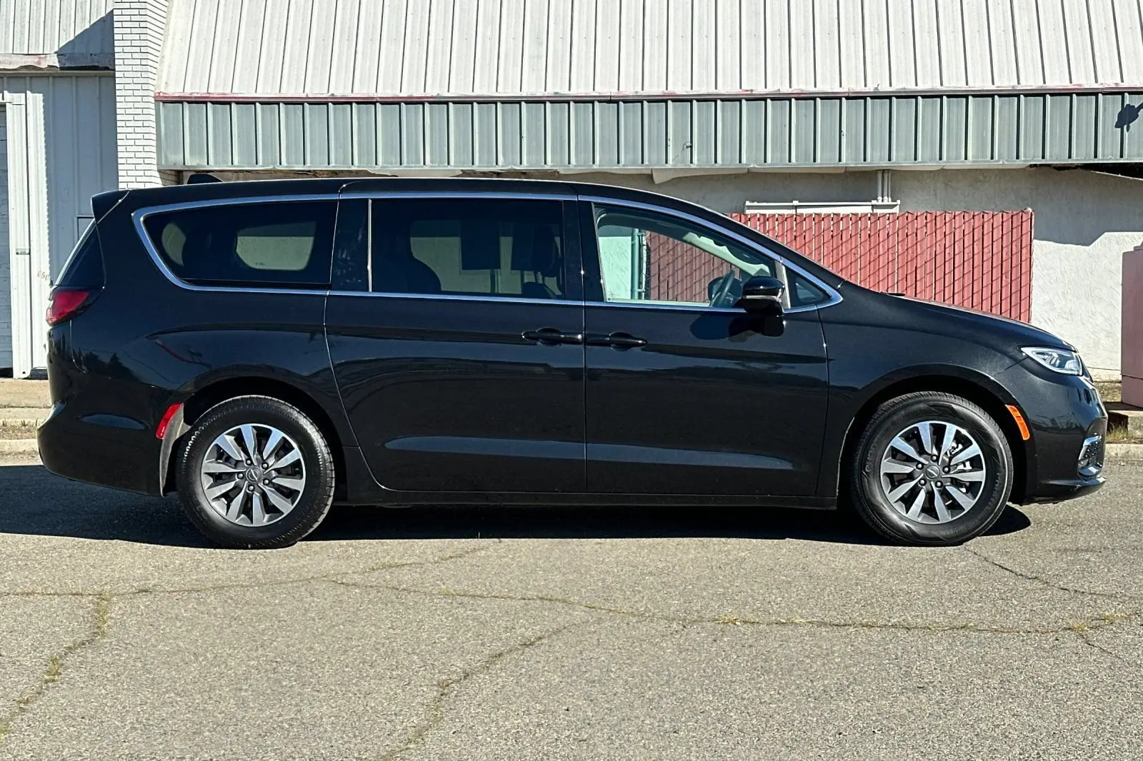 2024 Chrysler Pacifica Hybrid Select PHEV photo 3