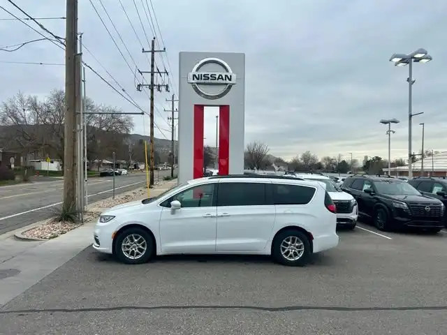 2022 Chrysler Pacifica Touring L's photo