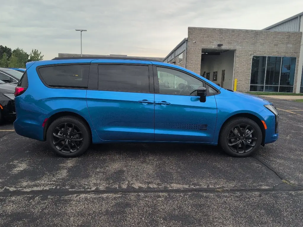 2027 Chrysler Pacifica Select AWD photo 4