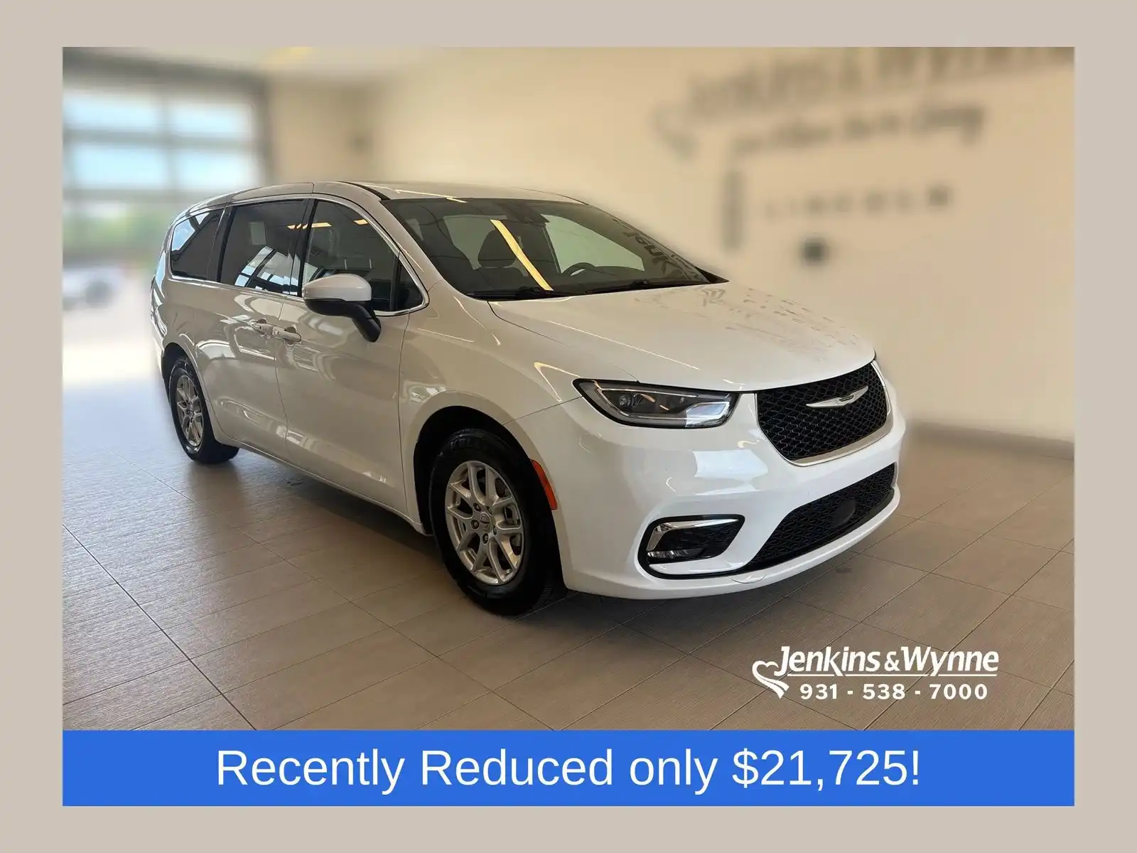 2023 Chrysler Pacifica Touring's photo