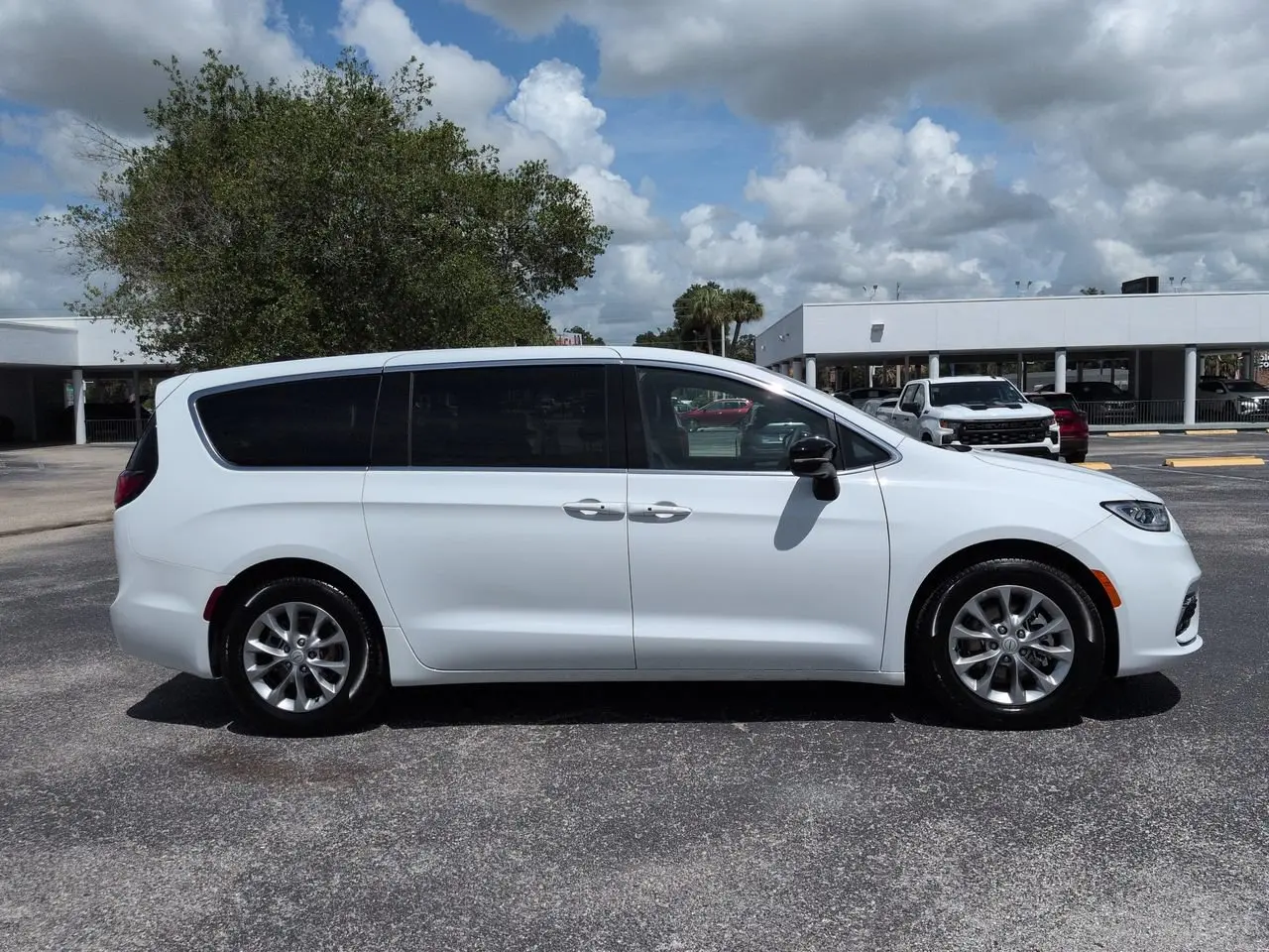 2026 Chrysler Pacifica Limited photo 3