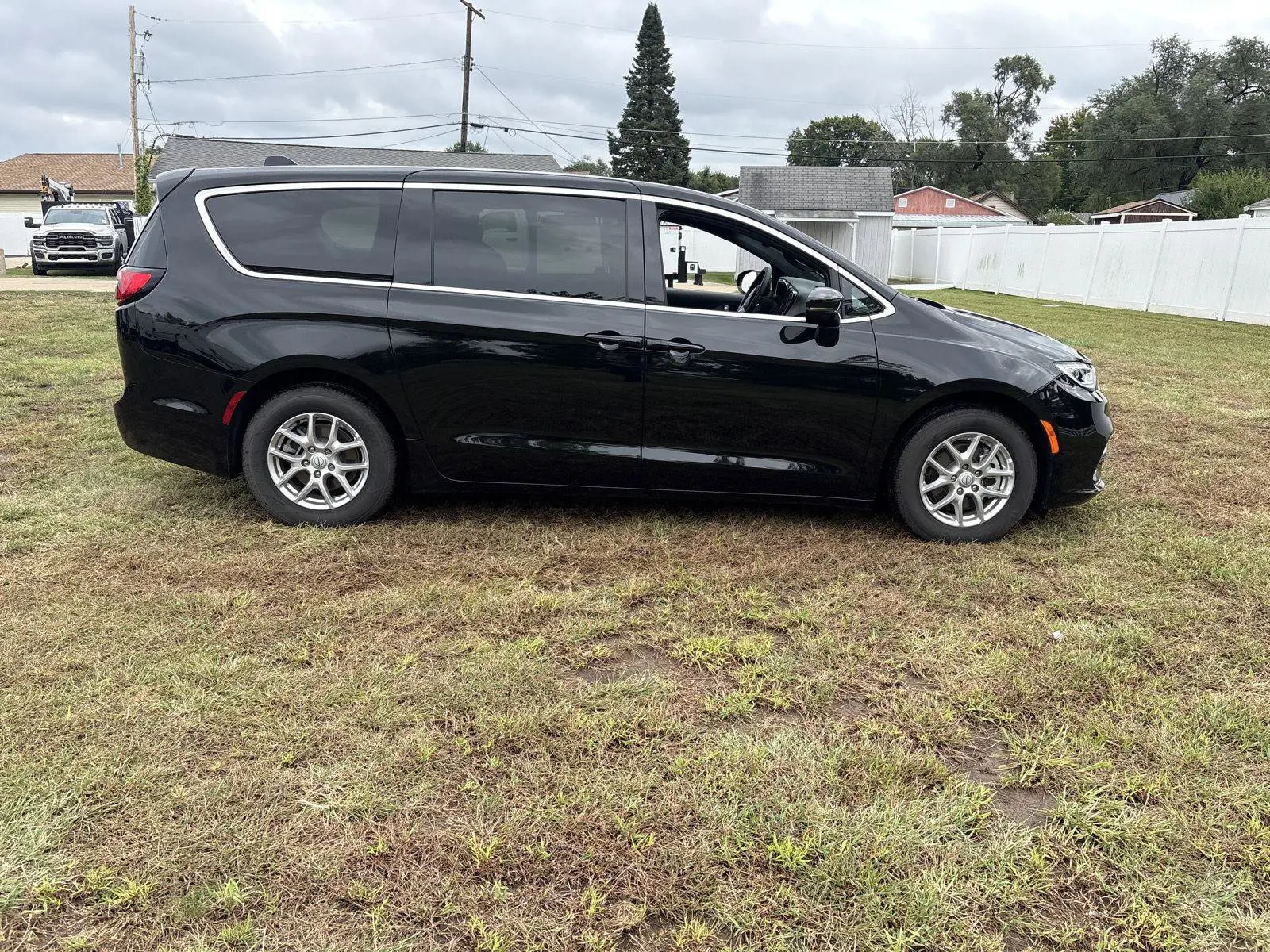 2026 Chrysler Pacifica Select photo 4