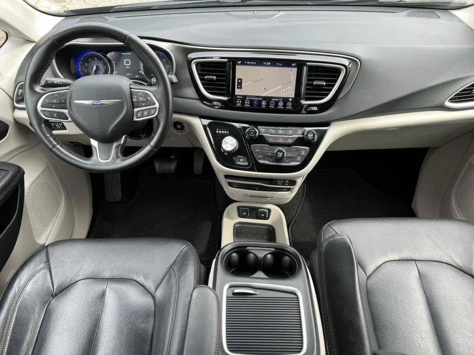 2020 Chrysler Pacifica Touring L Plus photo 3