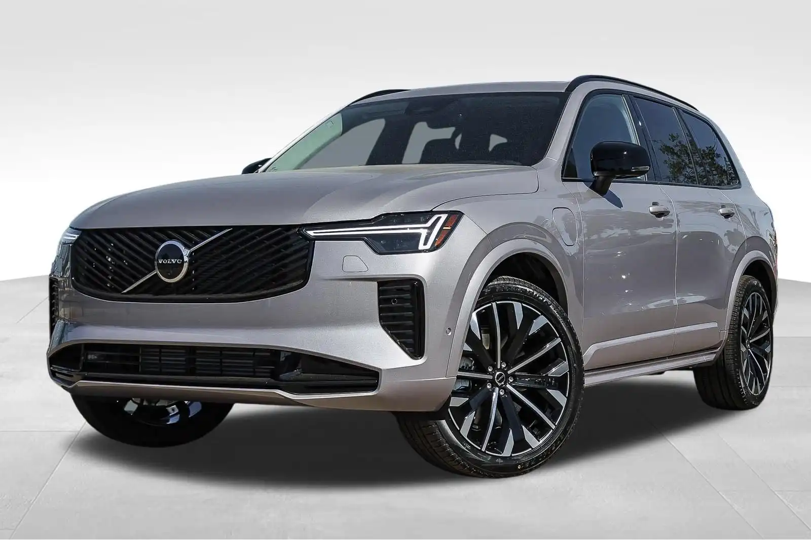 2026 Volvo XC90 T8 Recharge Ultra Dark AWD's photo