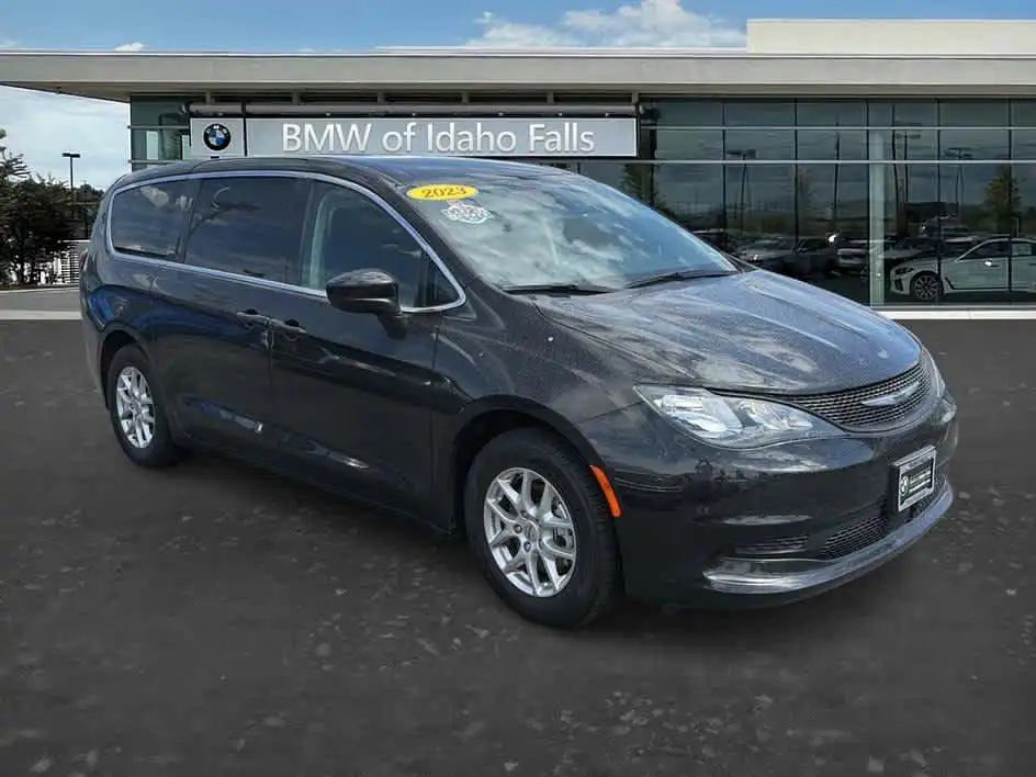 2023 Chrysler Voyager LX's photo