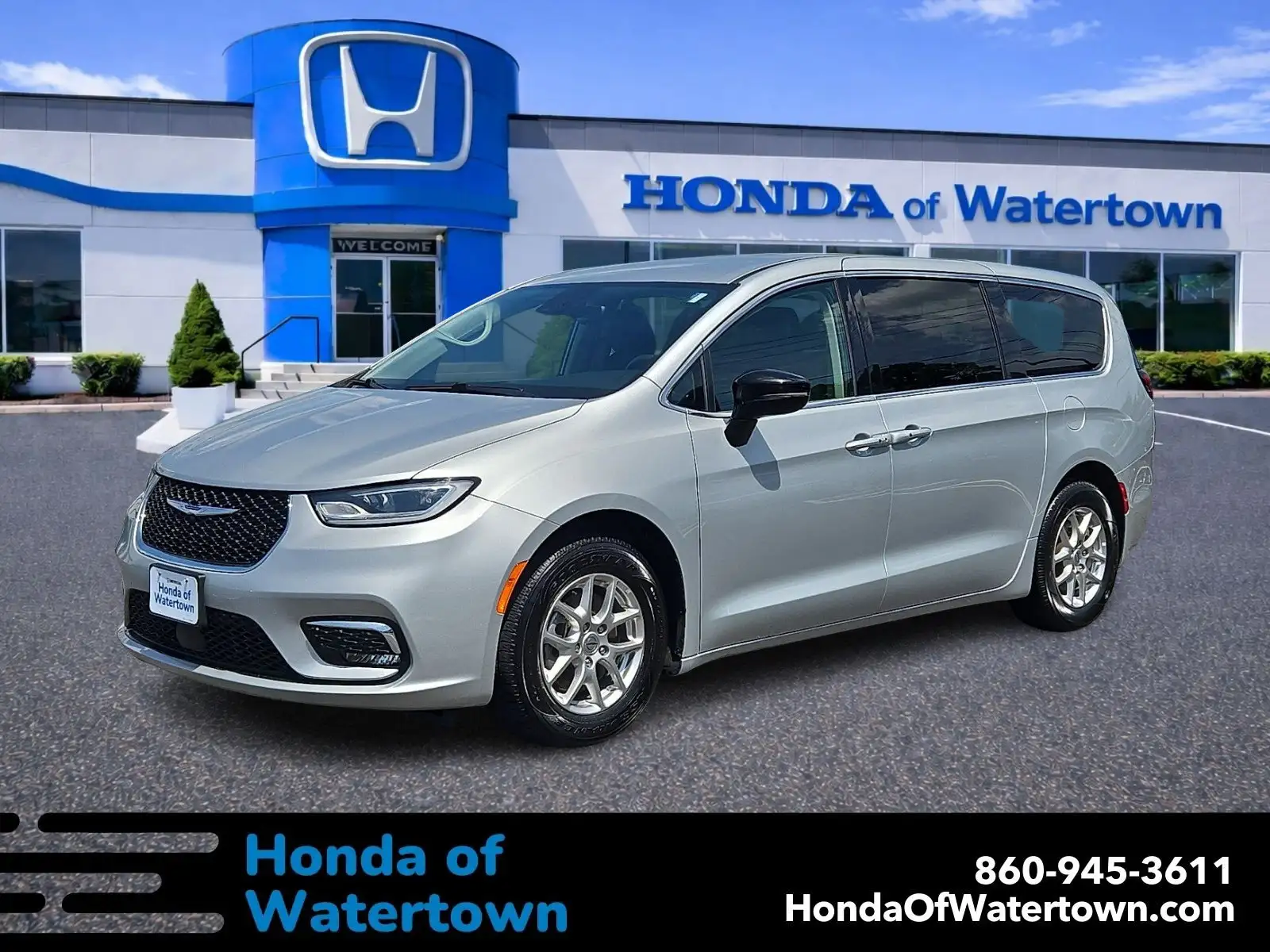 2024 Chrysler Pacifica Touring L's photo