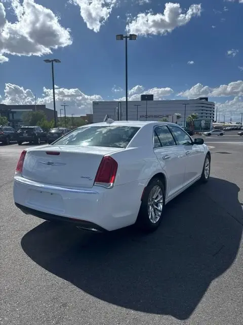 2016 Chrysler 300 C photo 4