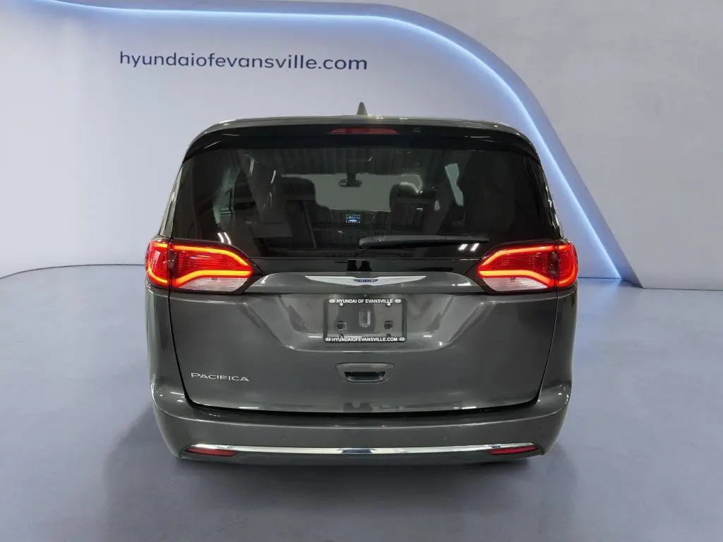 2019 Chrysler Pacifica Touring Plus photo 3