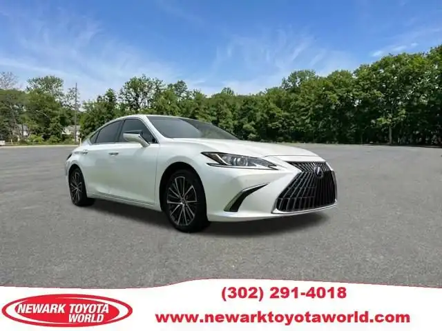 2022 Lexus ES 300h 300h's photo
