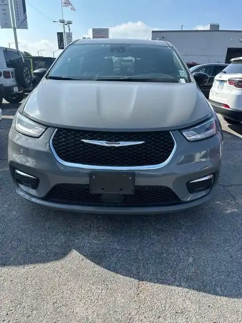 2025 Chrysler Pacifica Select's photo