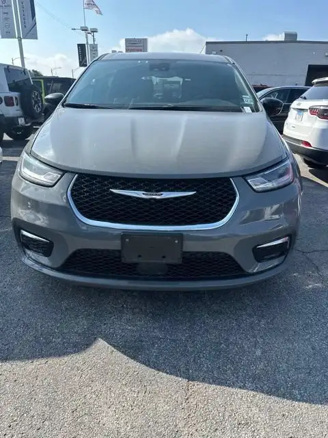 2025 Chrysler Pacifica Select's photo