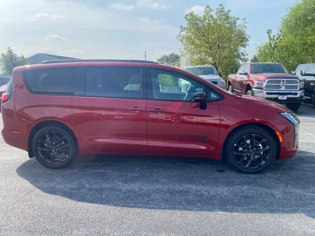 2027 Chrysler Pacifica Select photo 4