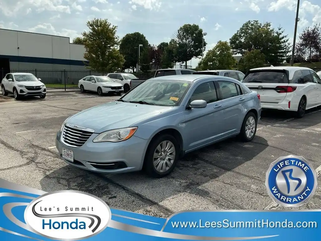 2014 Chrysler 200 LX's photo