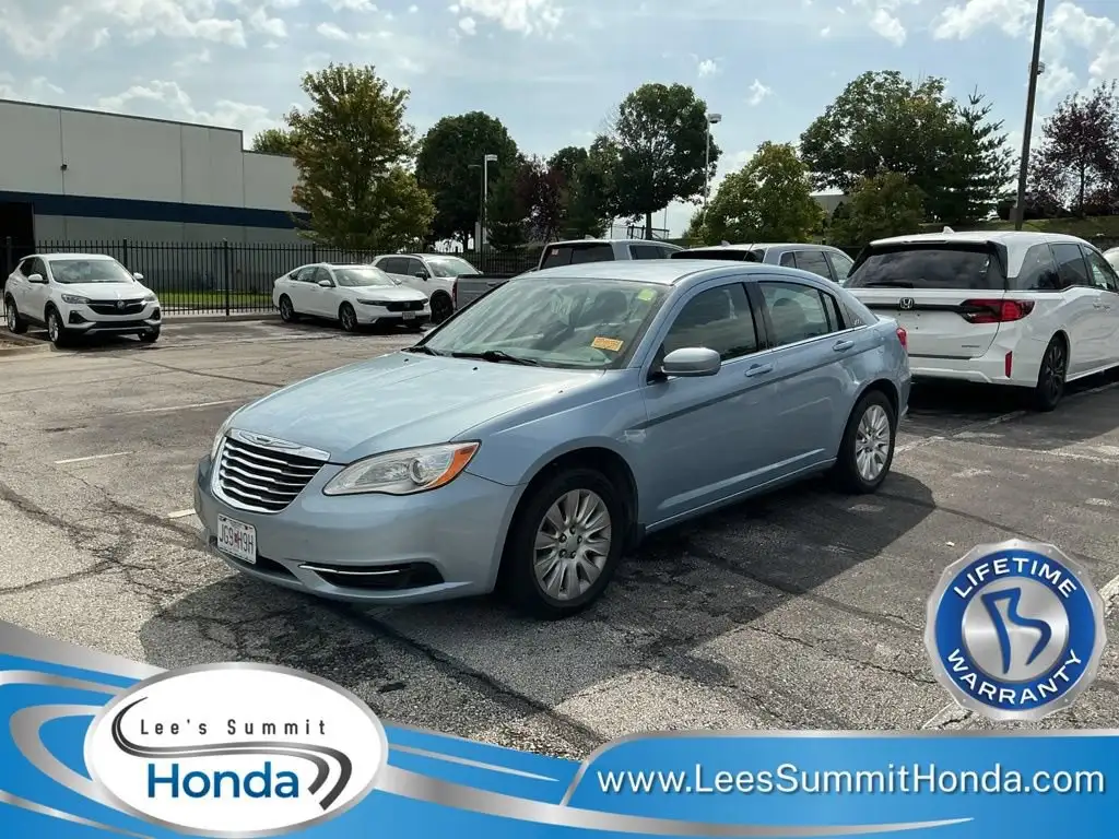 2014 Chrysler 200 LX's photo