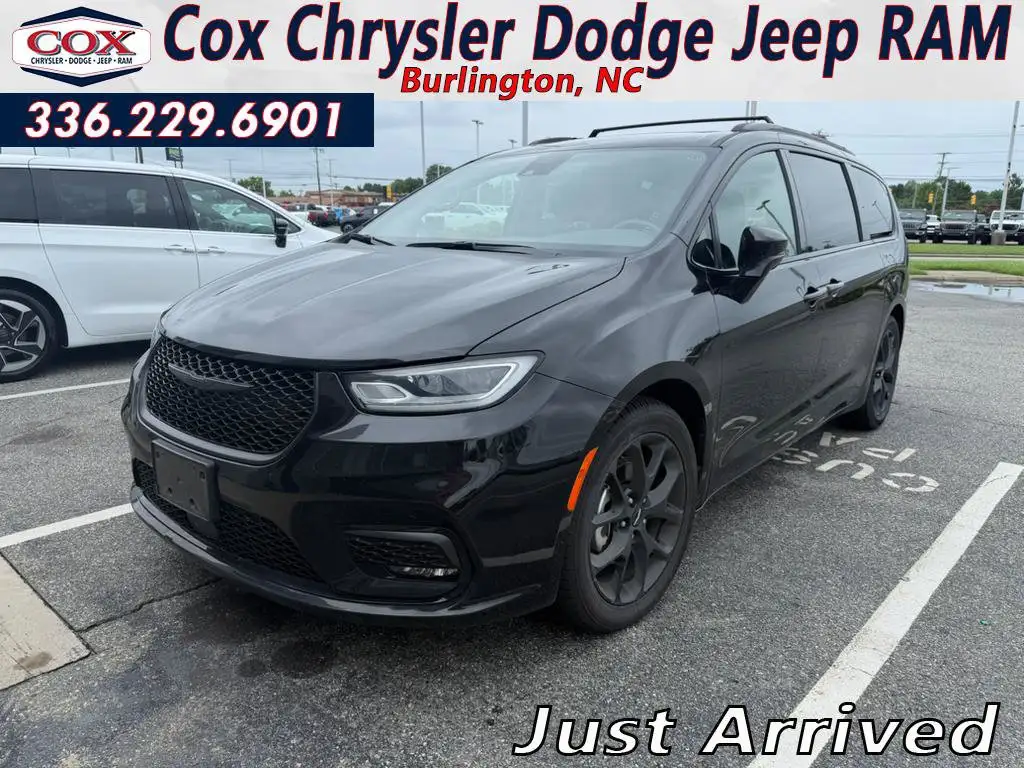 2025 Chrysler Pacifica Limited's photo