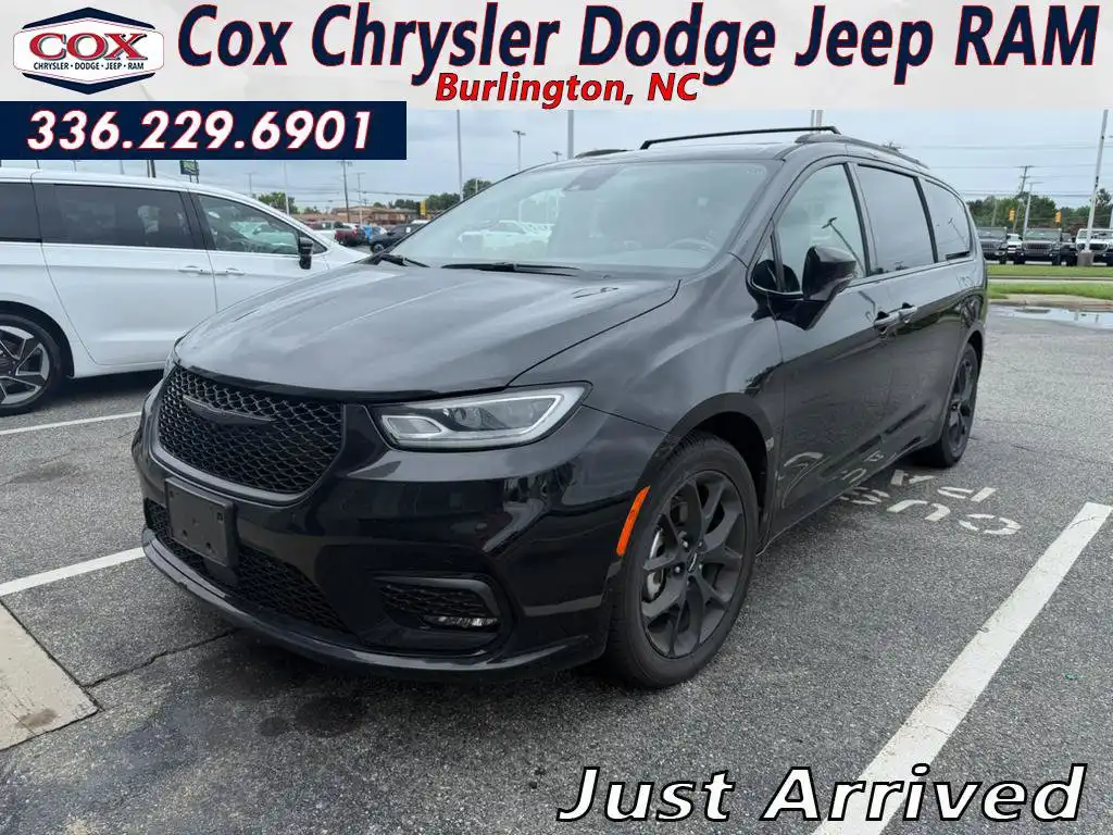 2025 Chrysler Pacifica Limited's photo