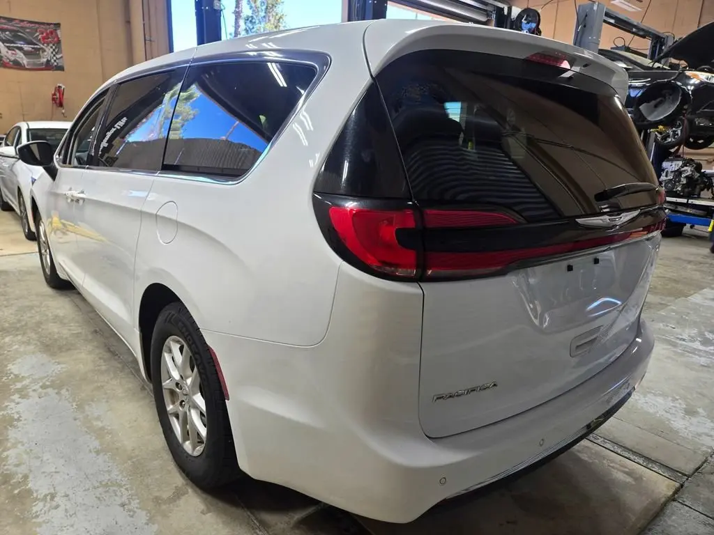 2023 Chrysler Pacifica Touring L photo 4