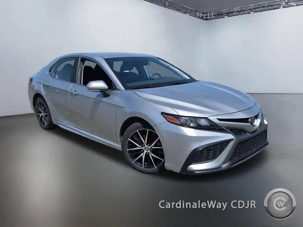 2024 Toyota Camry SE's photo