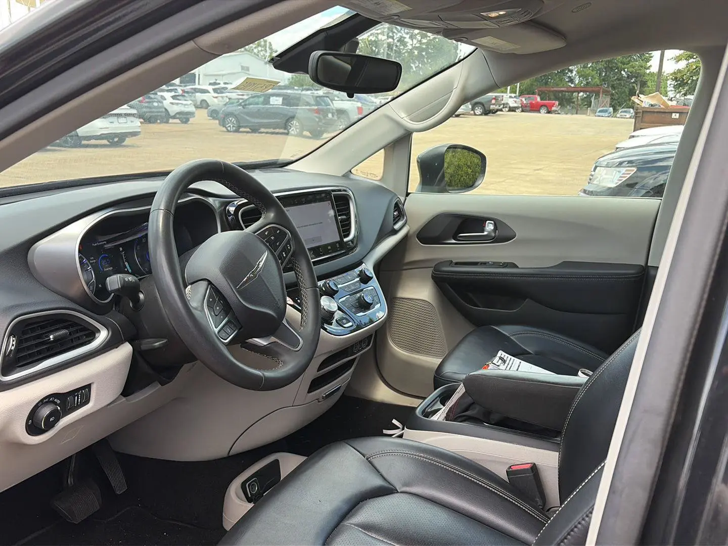 2023 Chrysler Pacifica Touring L photo 5
