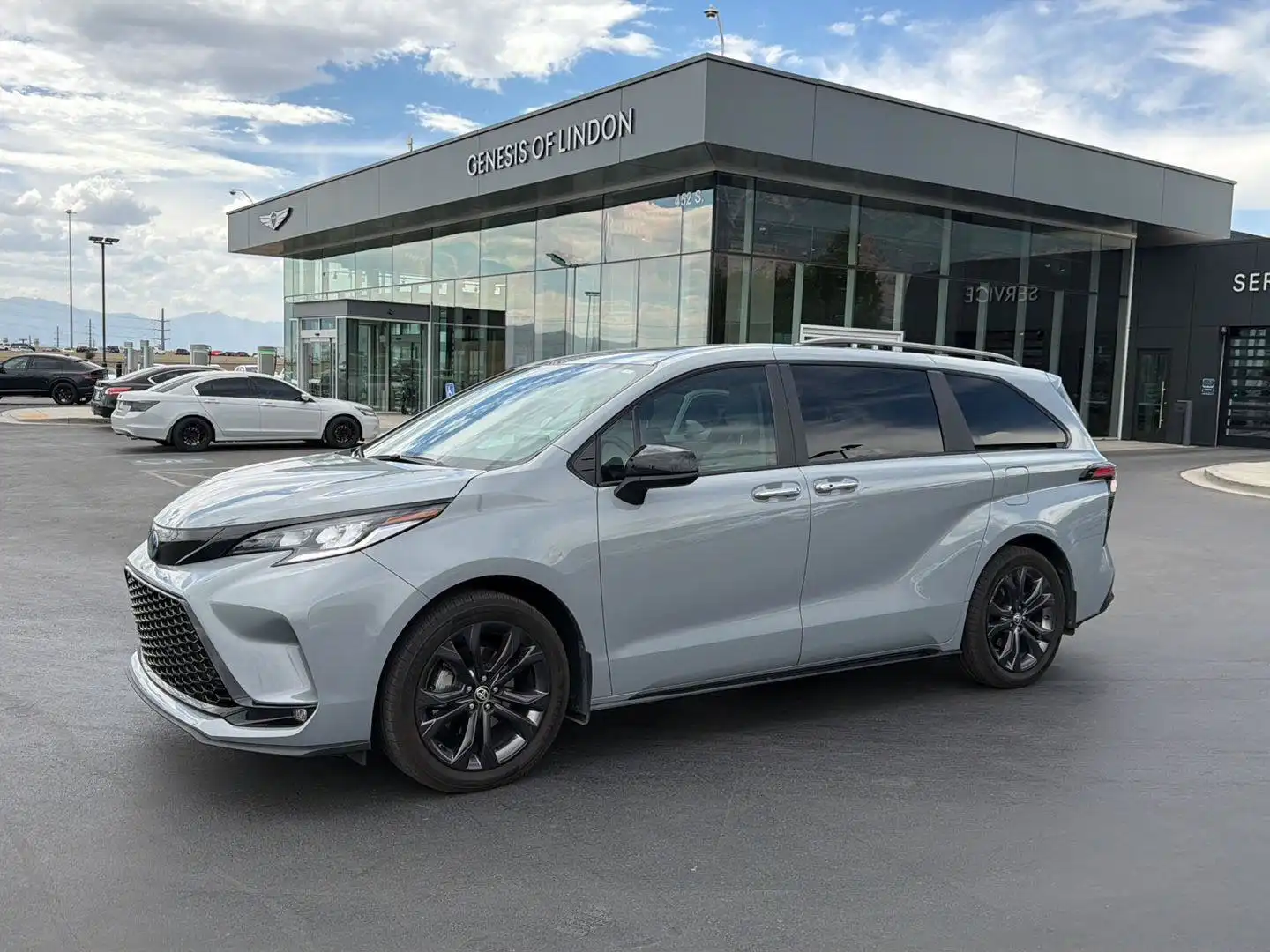2025 Toyota Sienna XSE 7-Passenger Hybrid FWD's photo
