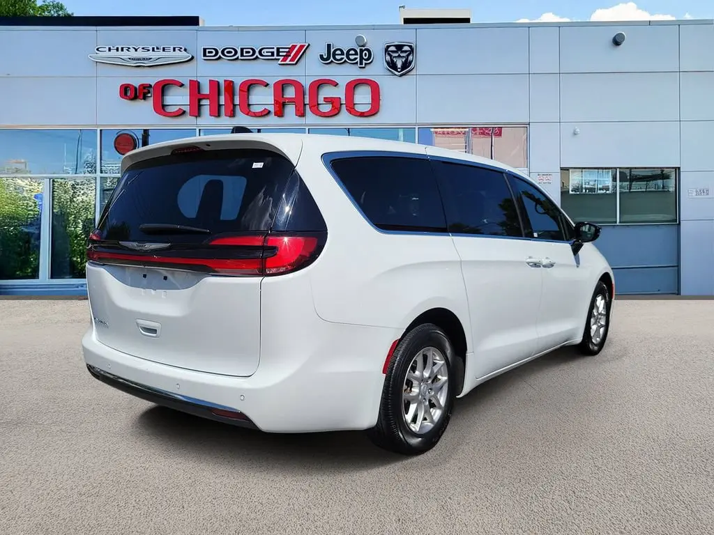 2025 Chrysler Pacifica Select photo 4