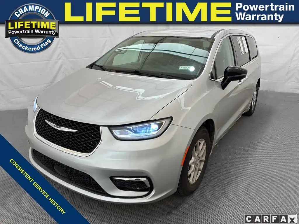 2024 Chrysler Pacifica Touring L's photo