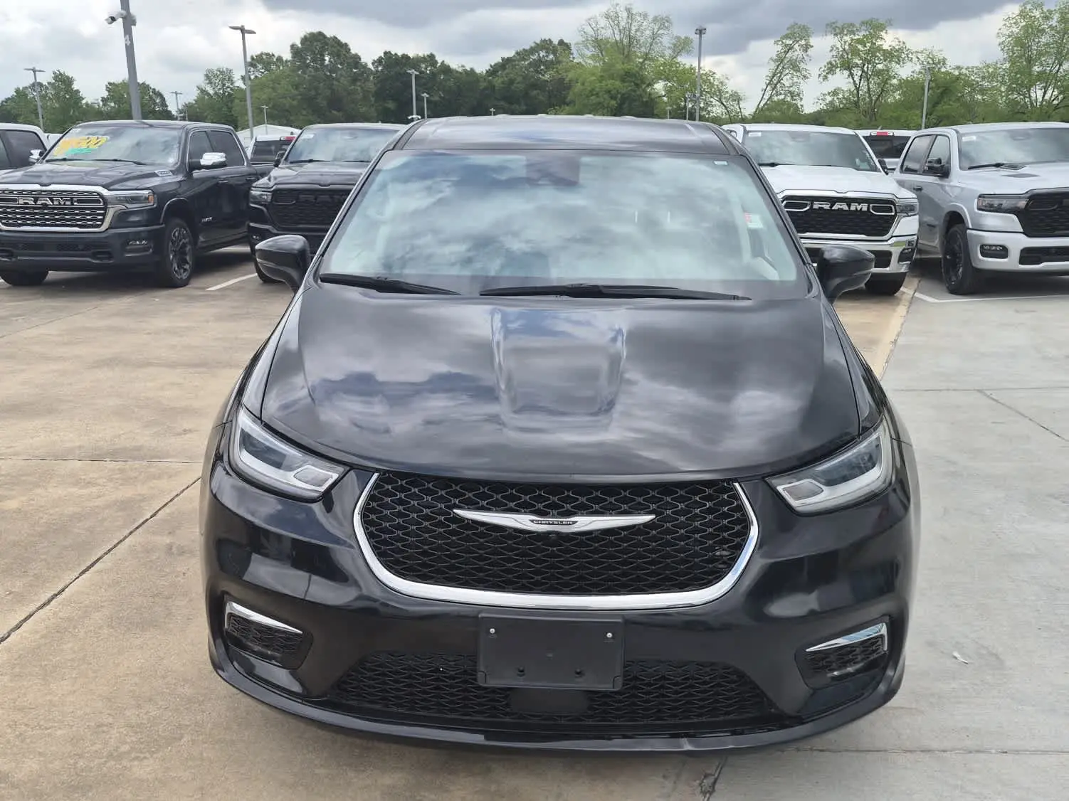 2023 Chrysler Pacifica Touring L photo 3