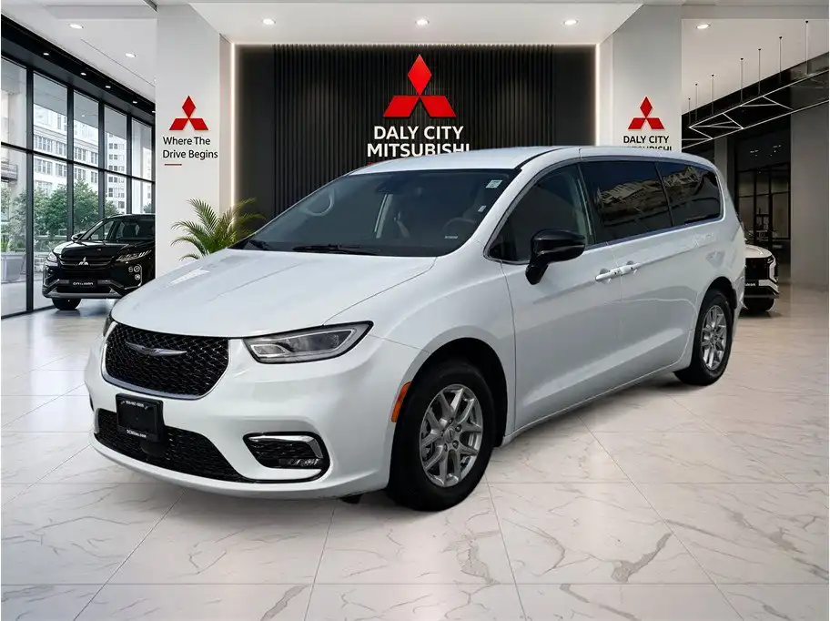2024 Chrysler Pacifica Touring L's photo