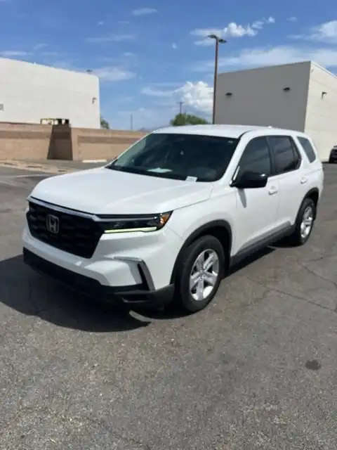 2023 Honda Pilot LX 2WD's photo