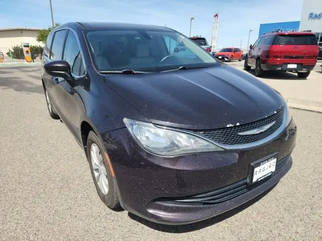 2017 Chrysler Pacifica Touring photo 4