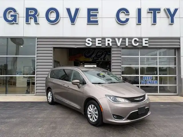 2017 Chrysler Pacifica Touring L's photo