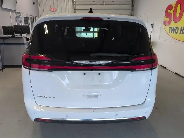 2025 Chrysler Pacifica Select photo 4