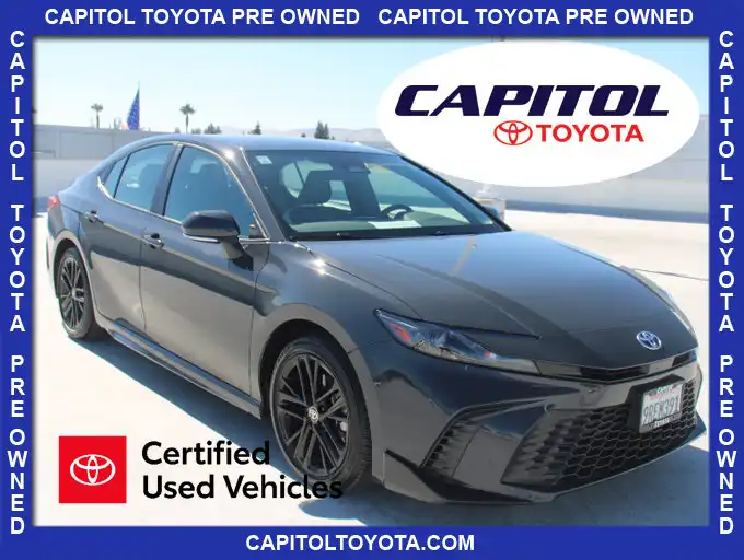 2025 Toyota Camry SE Hybrid's photo
