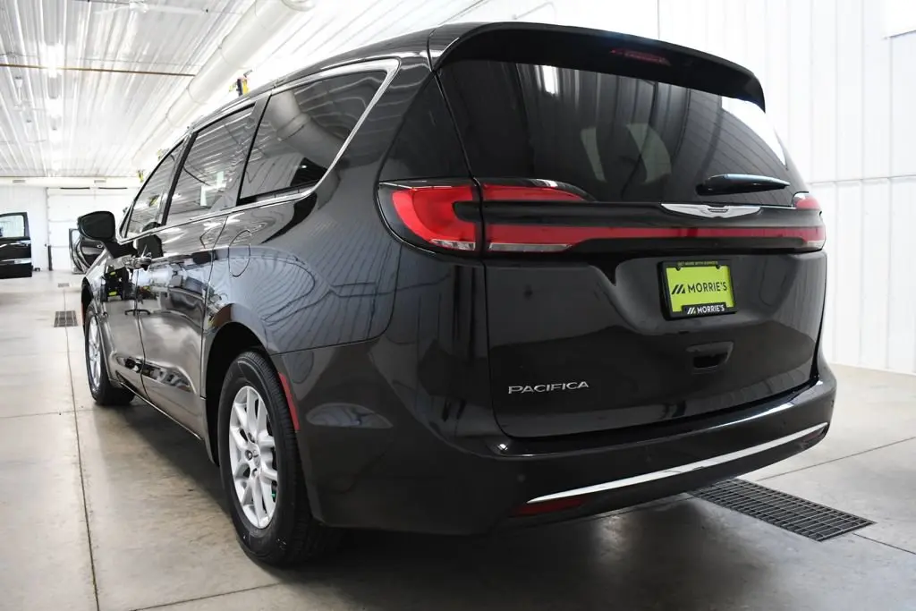 2023 Chrysler Pacifica Touring L photo 5
