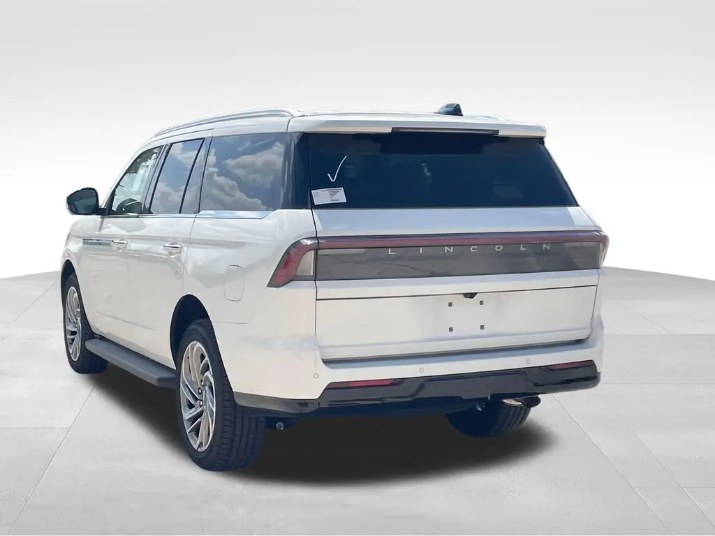 2027 Lincoln Navigator Premiere AWD photo 3