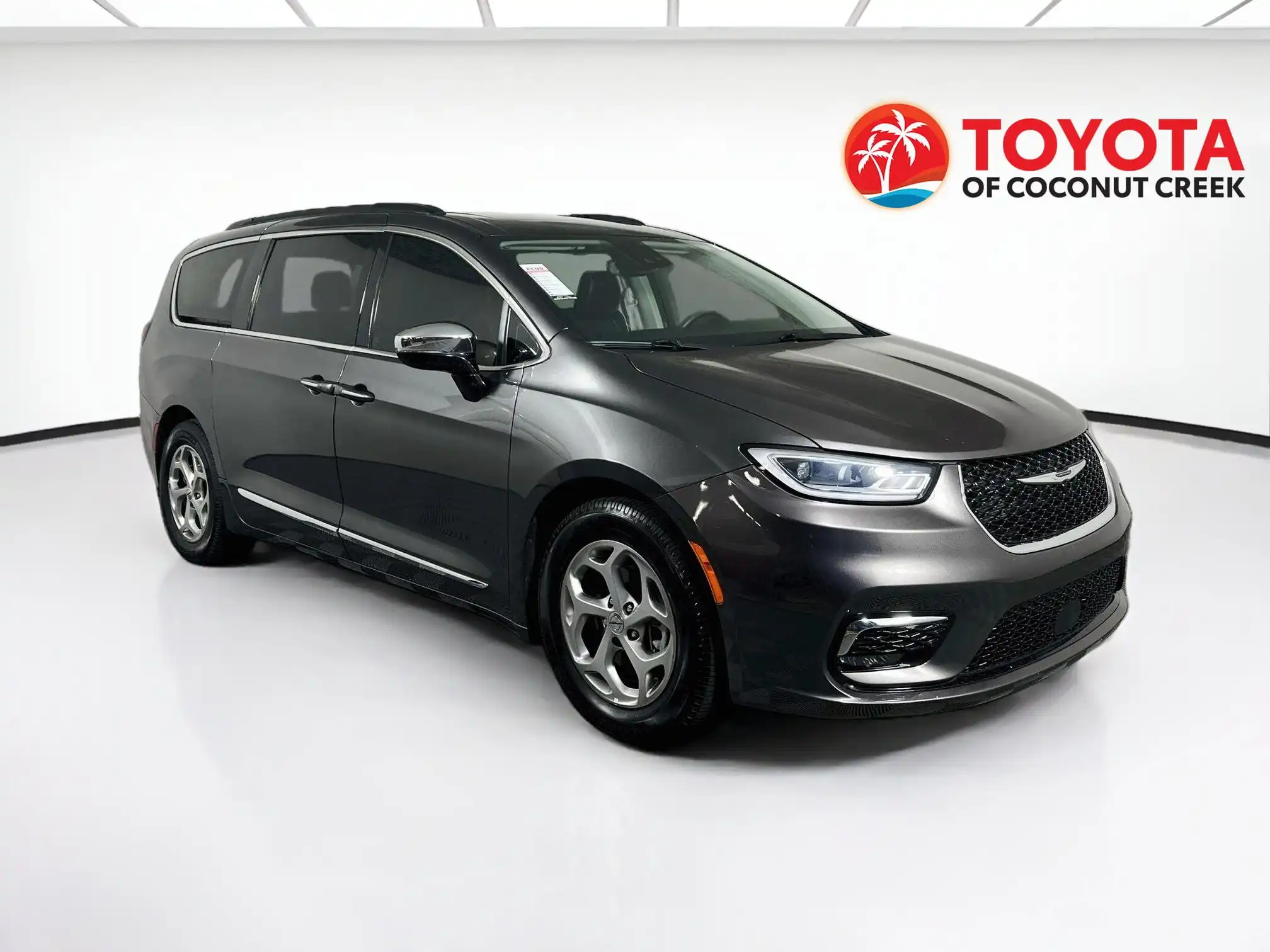 2023 Chrysler Pacifica Limited's photo