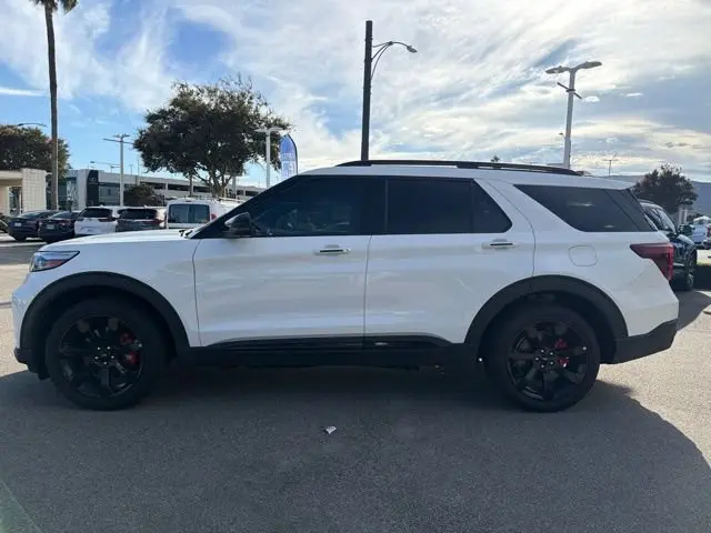 2022 Ford Explorer ST 4WD photo 4