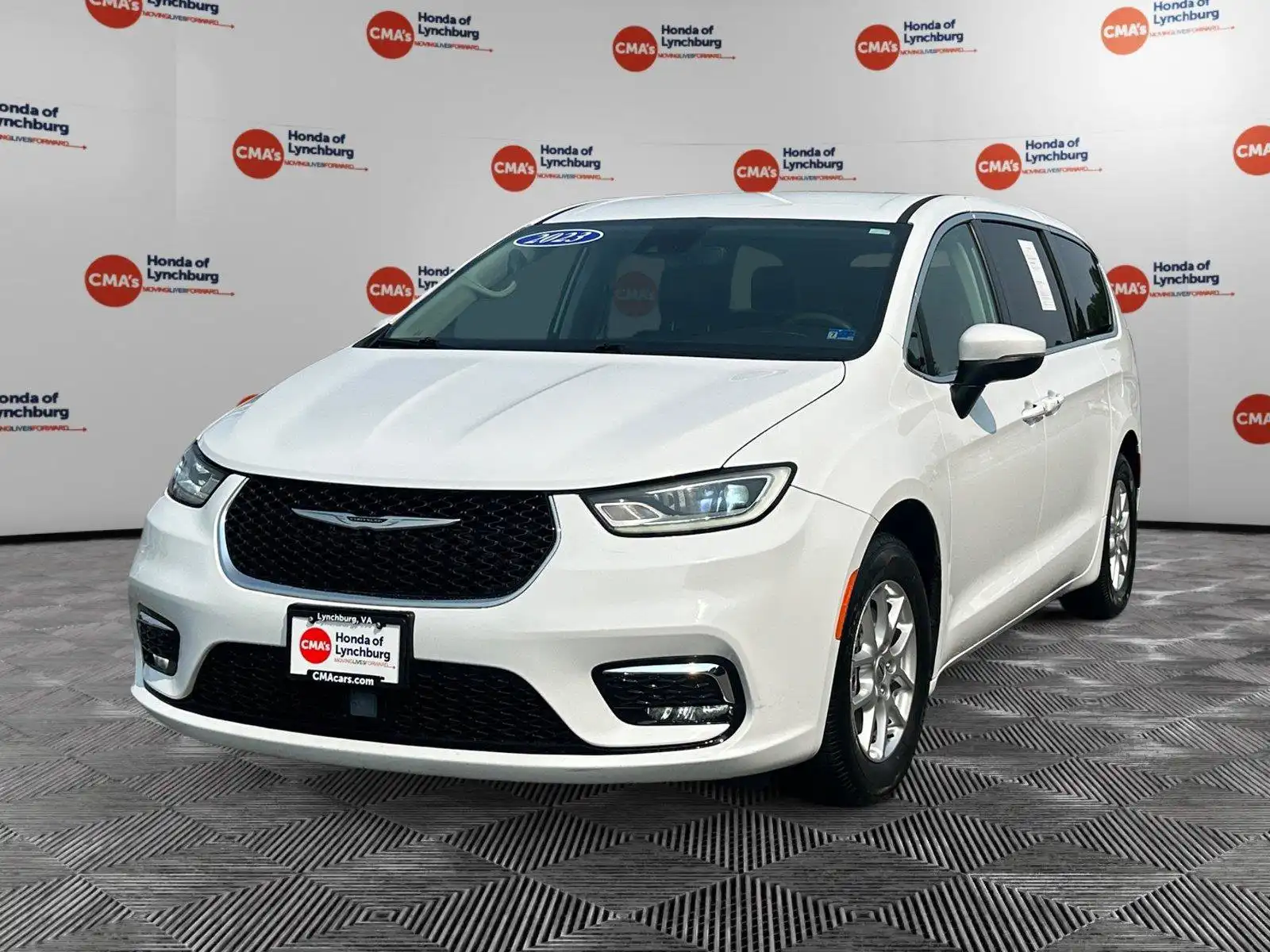 2023 Chrysler Pacifica Touring L's photo